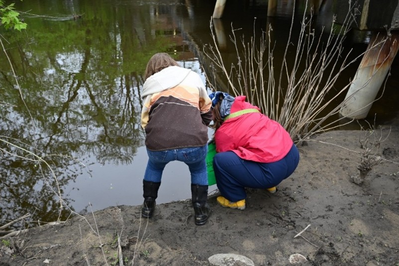 Students releasing steelhead 1.jpg